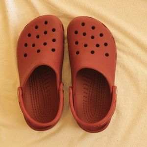 Classic Crocs - Women's 8 - Garnet